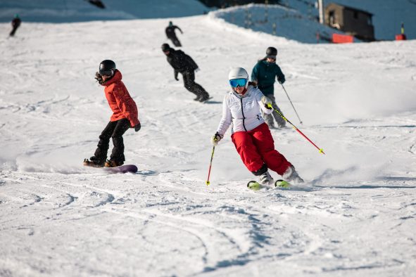 skieurs piste de ski